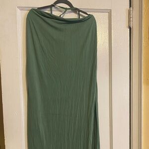 Dress long green with  a long dress with two splits on the side?